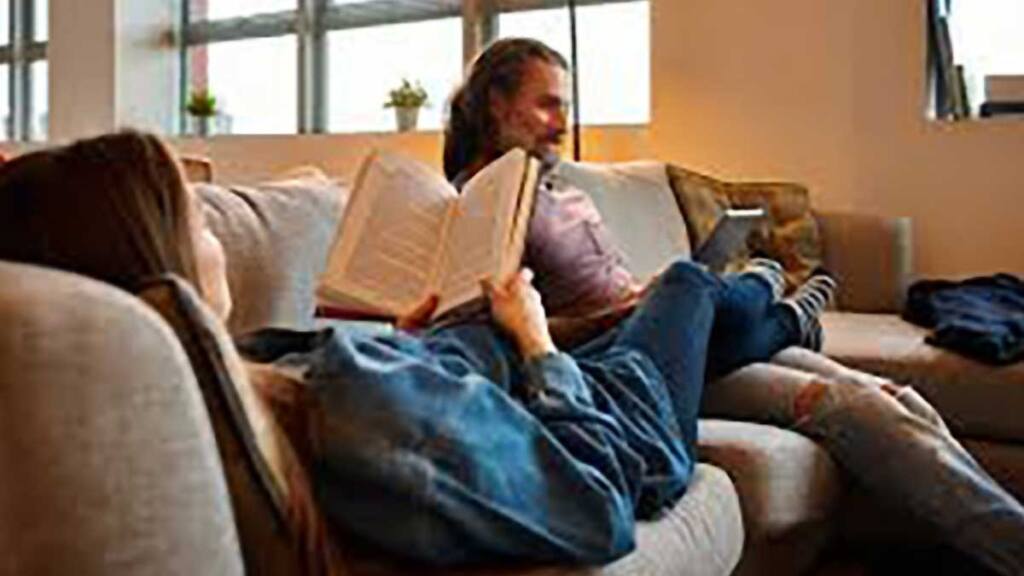 A férfiak nézik a pornót, a nők olvassák. Egy trend elemzése